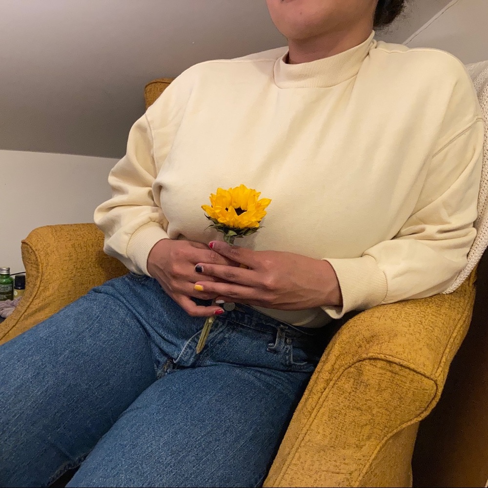 LIGHT YELLOW MOCK NECK SWEATSHIRT